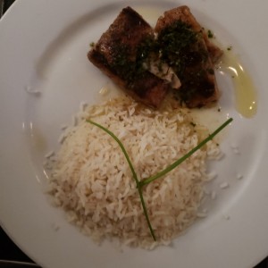 Dorado al Ajillo con Arroz
