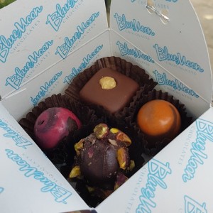 Bombones de: vinotino, pistaccio, praline de avellana y parchita.
