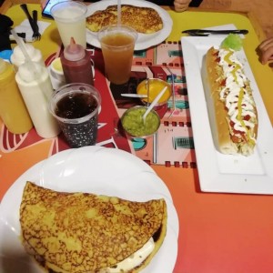 cachapas con pernil y perro caliente de 30cm