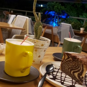 torta marmoleada y capuchinos
