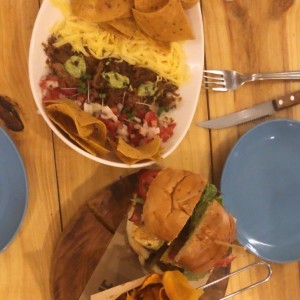 Nachos y hamburguesa