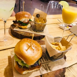 Hamburgesa Clasica y la Bacon 