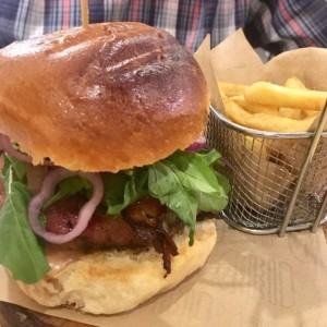 hamburguesa con tocineta. Incluye papas 