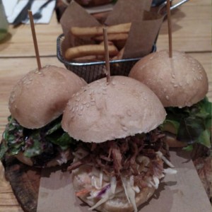 trio de hamburguesa, Puller Pork, Cesar y carne