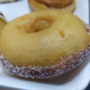 Dona de alfajor de arequipe.