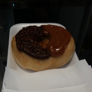 Dona de Chocolate y Arequipe