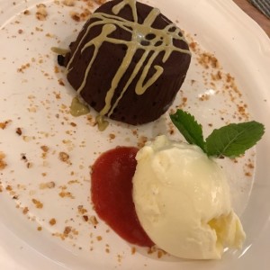 fondan de chocolate con helado de vainilla y mermelada de fresa.