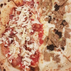 Pizza mitad Funghi Porcini y mitad San Marzano