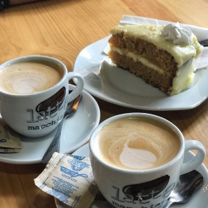 mocaccino y torta de zanahoria