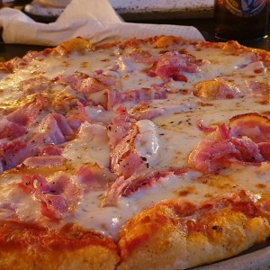 pizza prosiuto con extra tocineta 