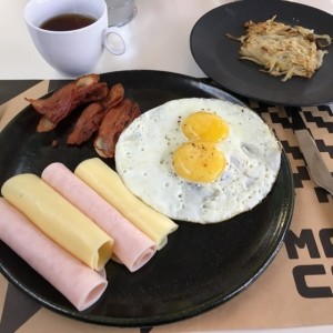 Huevos al plato con bacon y hash brown