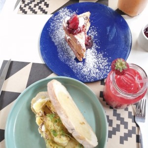 huevos benedictinos y tostadas francesas 