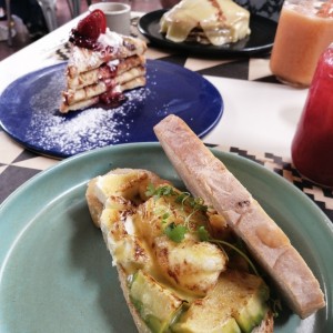 huevos benedictinos, tostadas francesas y panquecas maco 