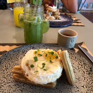 Waffles de salchicha de pollo y huevo, junto a limonada con yerbabuena 