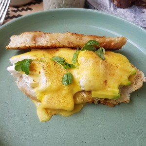 Huevos benedictinos con aguacate
