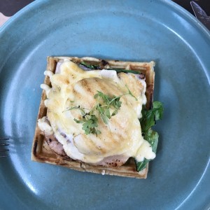 huevo benedictino con jamon de pavo y rugula. Pedimos waffle en lugar de pan y es excelente. 
