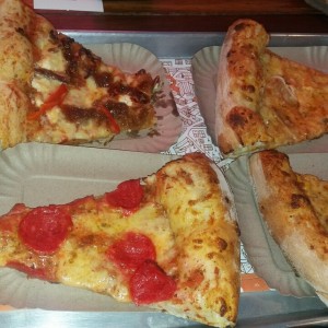 Pizzas - Primavera - Peperonni- y cabra con tomates secos