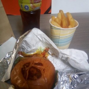 Hamburguesa doble con queso y papas trufadas