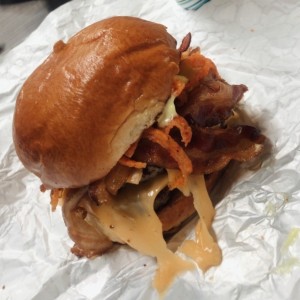 Doble carne con queso y tocineta.
