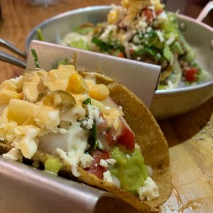 Combo de tacos y quesadilla.