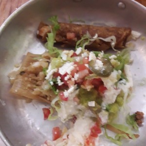 Tamal crudo y flauta refrita