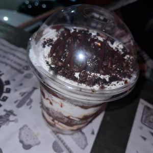 el postre de brownie con crema es muy sabroso