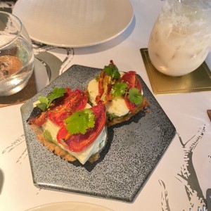 berenjenas con queso , pesto y tomate horneado ??
