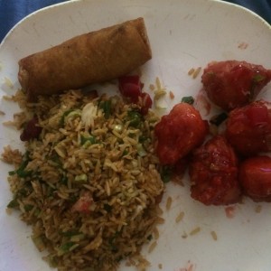 Delivery. Arroz especial, lumpia y pollo agridulce.