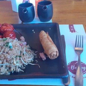 arroz, pollo agridulce y lumpia