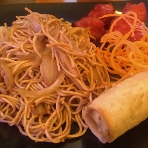 Tallarines en Salsa de Ostras, Pollo Agridulce y Una Lumpias