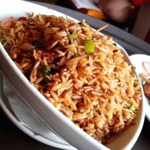 Arroz Frito con Pollo y Camarones