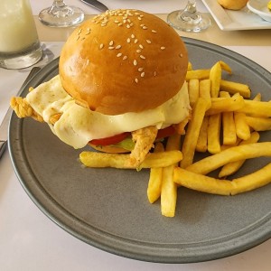 HAMBURGUESA DE POLLO CRISPY CON QUEDO CHEDAR.