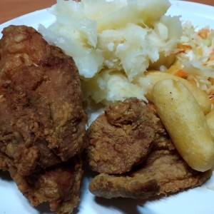 pollo a la broaster con yuca, ensalada