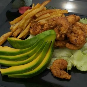 CAMARONES REBOSADO CON AGUACATE