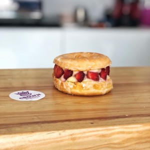 Dona rellena de fresas y crema pastelera 