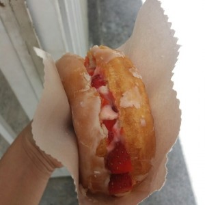 dona de crema y fresas