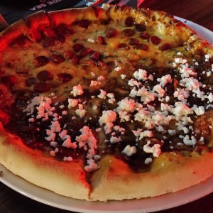 pizza cebolla caramelizada con queso de cabra / chistorra con queso fundido