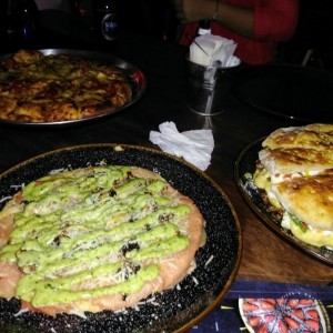 Pizza con carpaccio de lomito