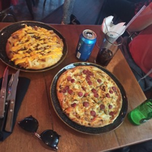 Pizzas - 32.- Tocipapa y Chistorras 4 quesos.