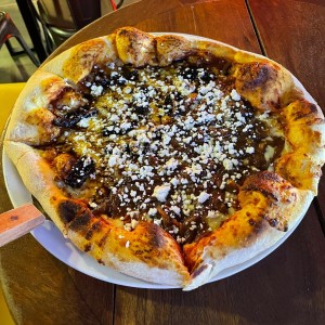 Pizza de tomates secos y queso de cabra