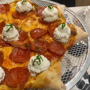 Pizza peperoni con ricotta 