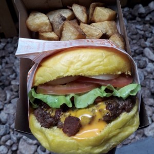 Hamburguesa de queso, extra de tocineta y papas 