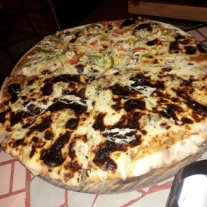 Pizza Mitad 4 quesos mitad vegetariana