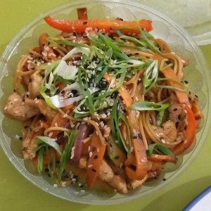 Yaquisoba de pollo