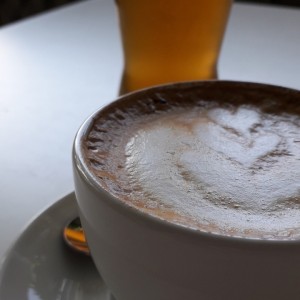 la tarde es buena con un cappuccino y una birra artesanal 