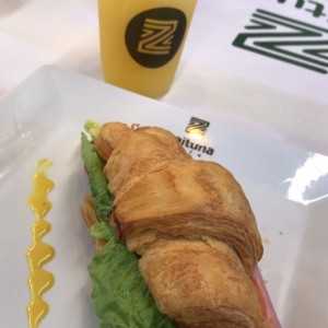 croissant jamon ahumado y queso emental 