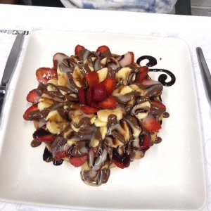 waffle de frutas con chocolate
