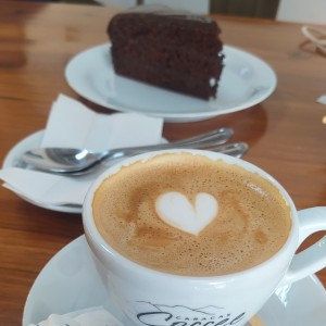 Capuccino + torta de chocolate.