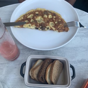 Omelette con pan tostado