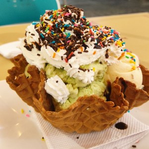 Cesta de 3 sabores de Pistacho y Maní con galleta de cacao 